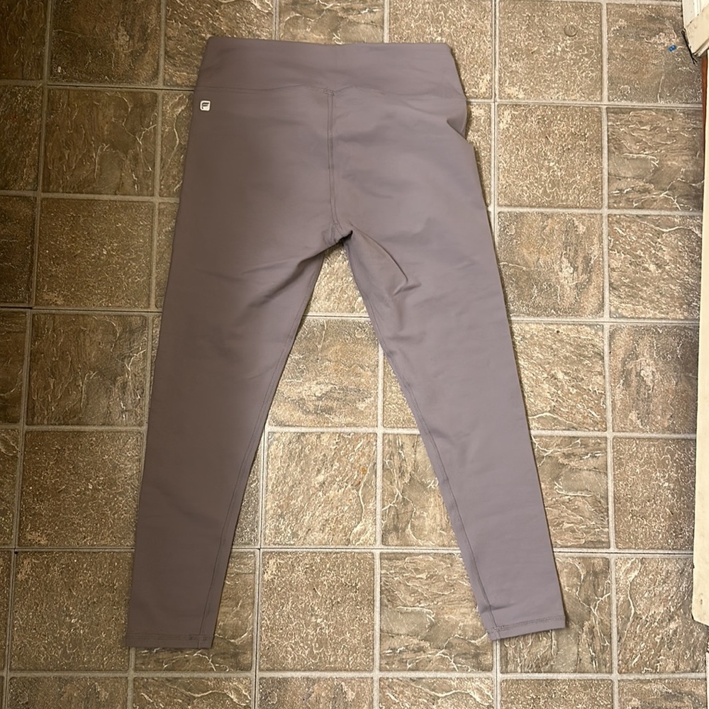 Fabletics mid rise Capri - Picture 3 of 3